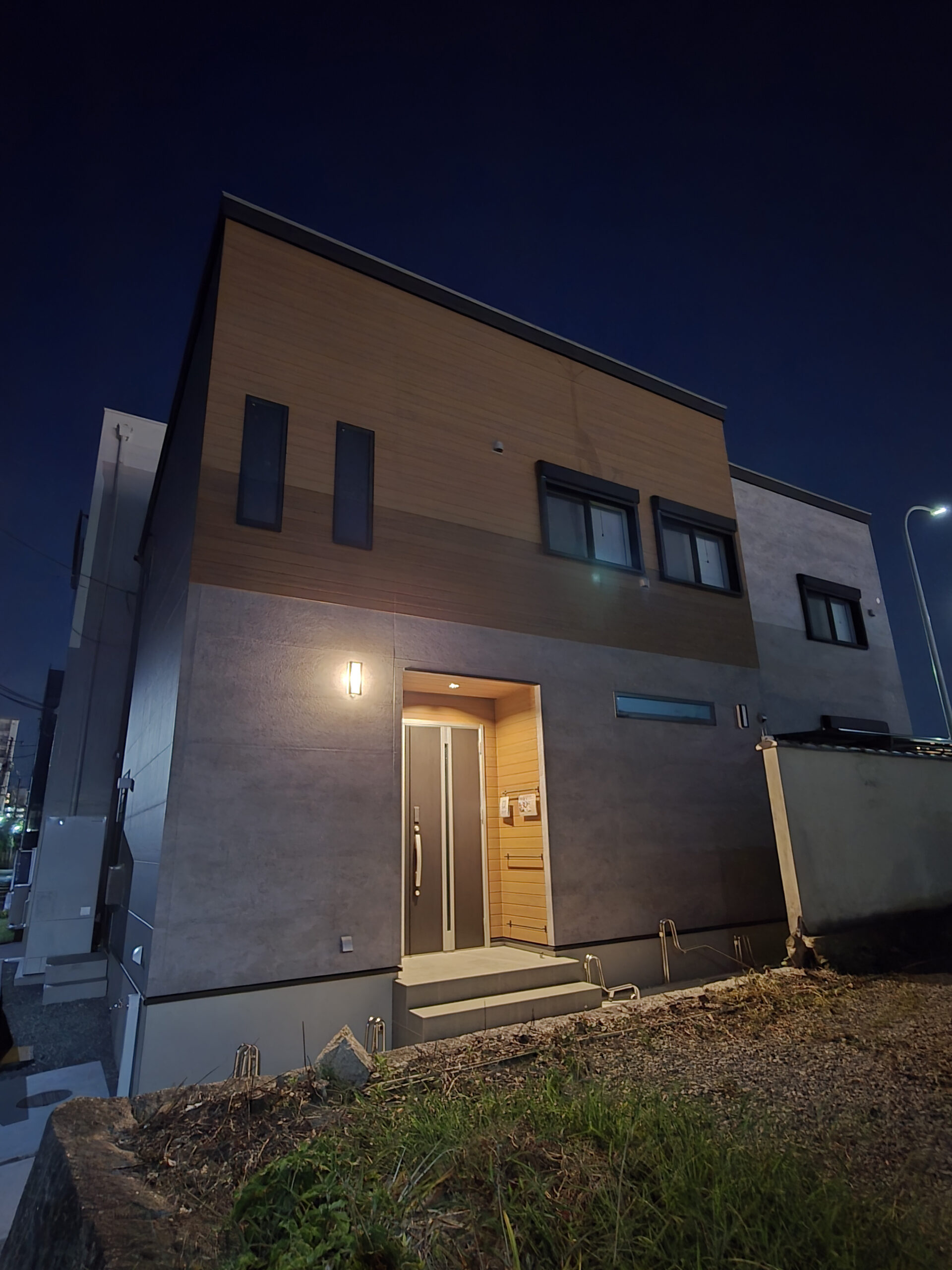 夜のCELLGRID自習室外観