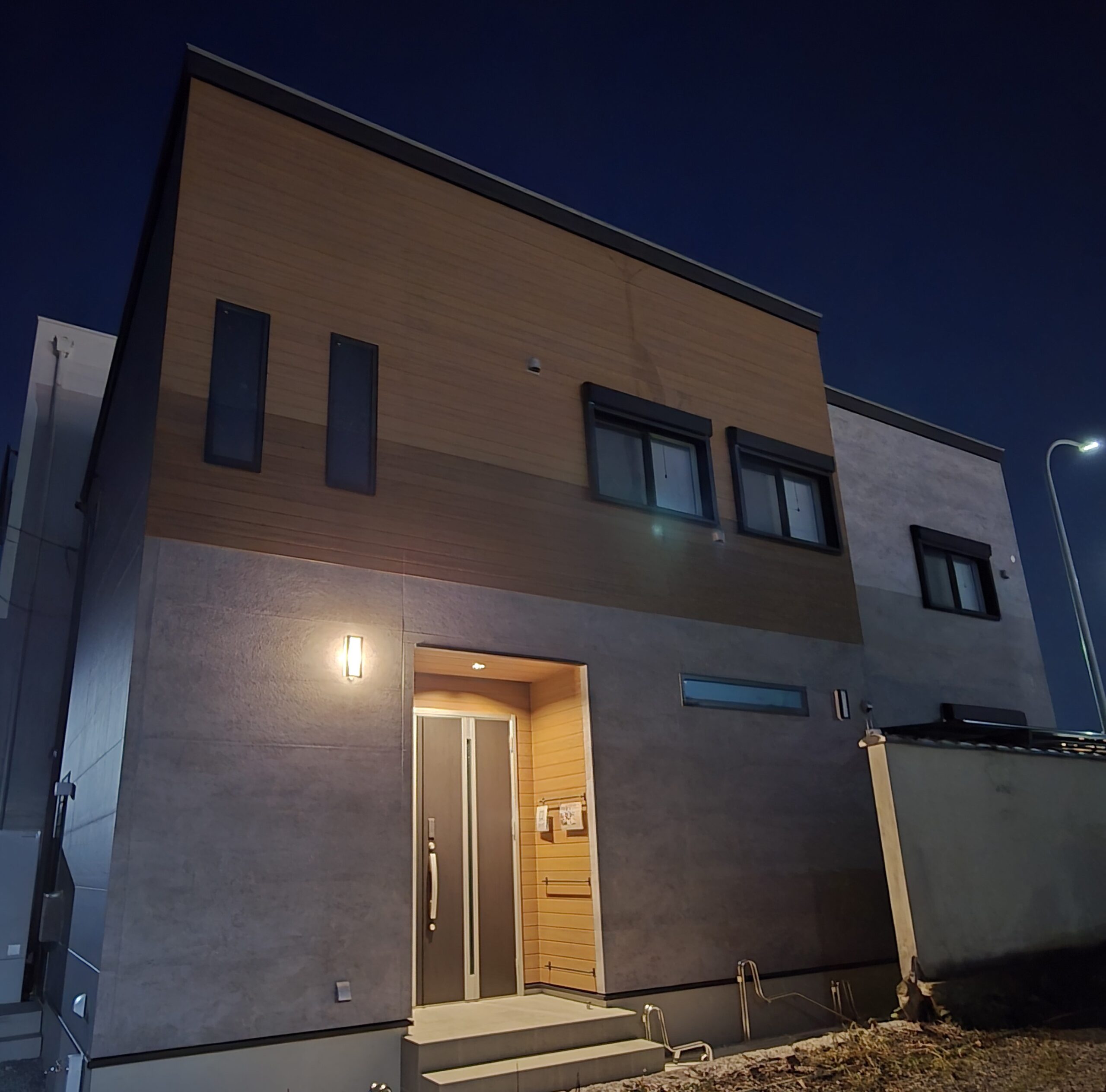CELLGRIDの夜の外観